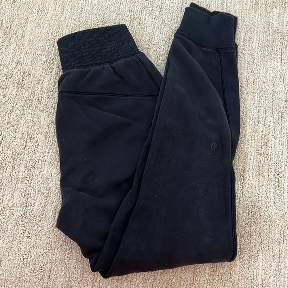 LULULEMON BLACK JOGGERS!